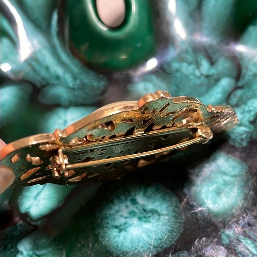 Gold and Cream Pearlescent Oval Brooch with Filigree Design - Picture 3 of 13
